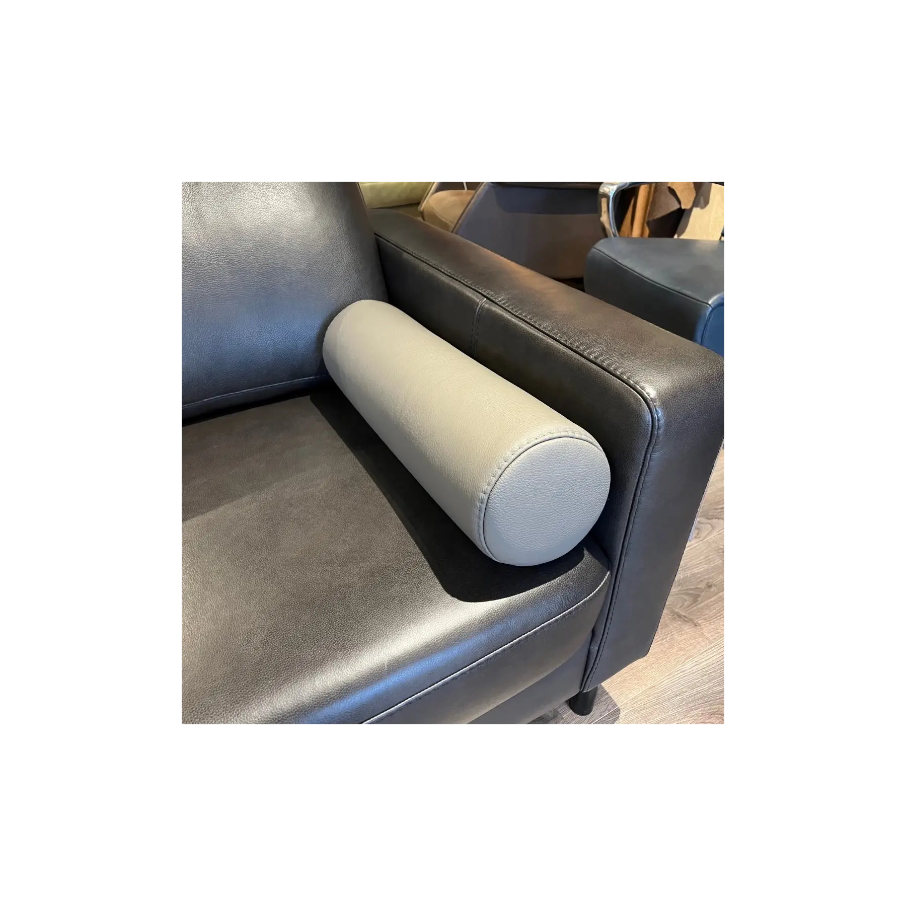 afbeelding van Leren rolkussen voor bank (zelfde kleur als bank)- ca. 52x16cm