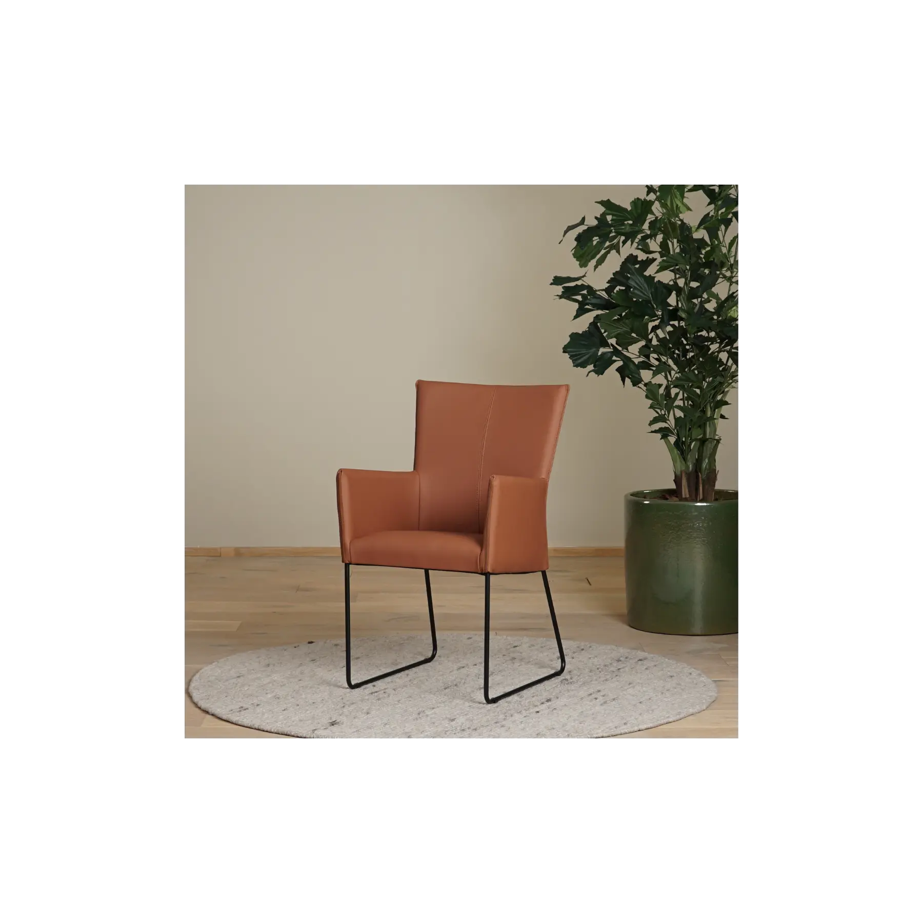 afbeelding van Set van 4 Leren eetkamerstoelen Mate met armleuning - Toledo Natur (cognac) - U-poot staal rond zwart