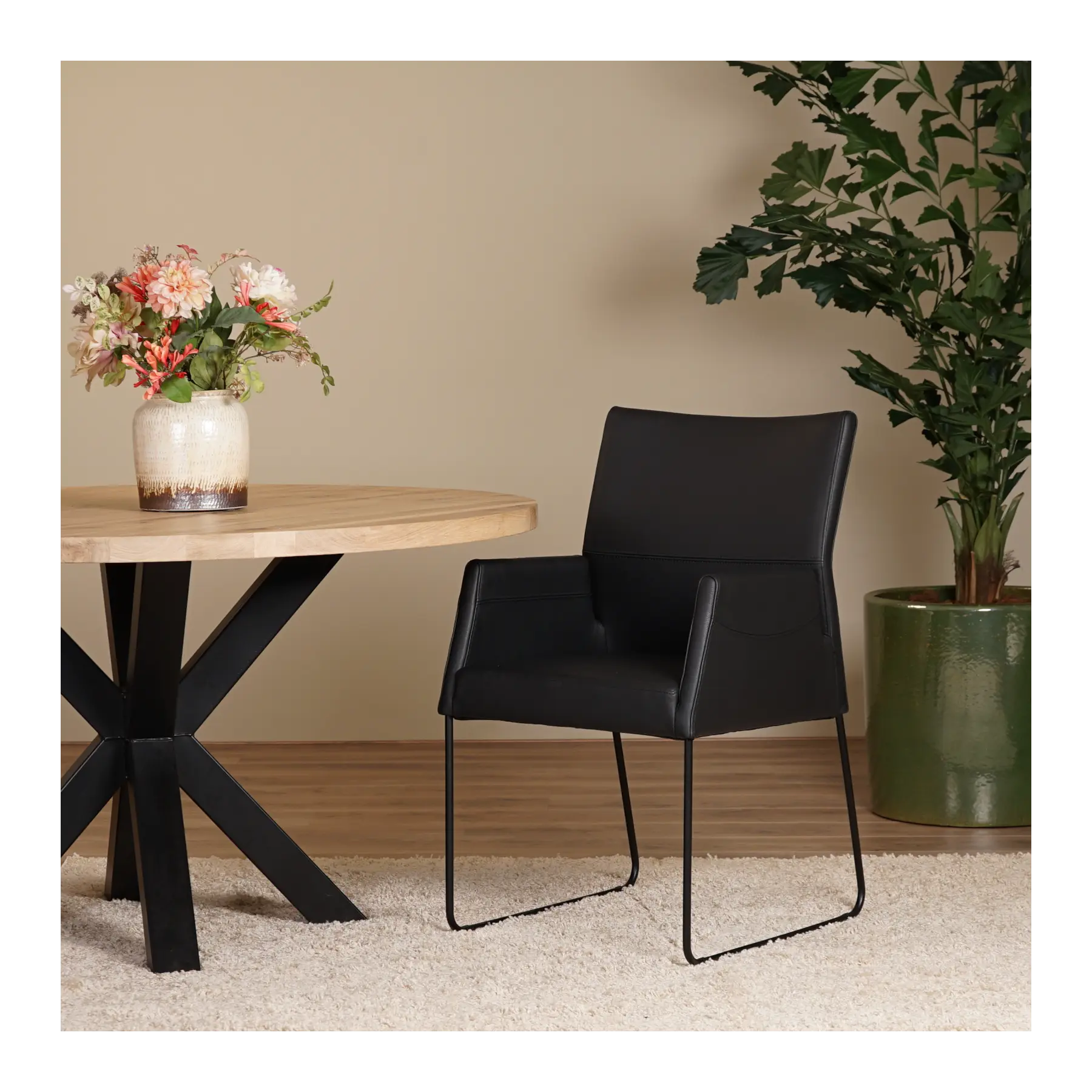 afbeelding van Set van 4 zwart leren eetkamerstoelen Els - met armleuning