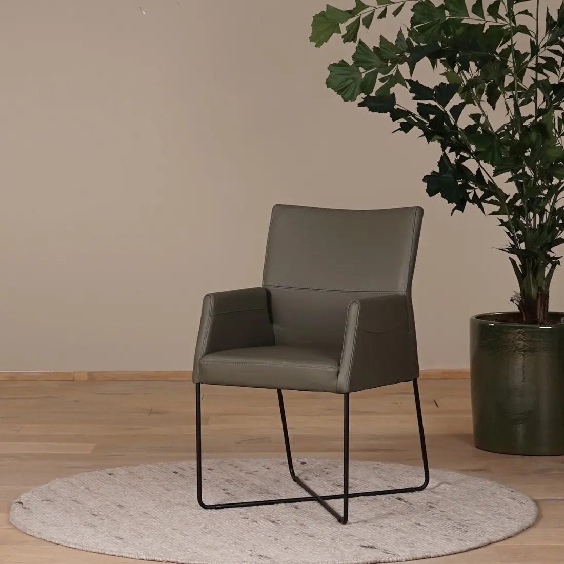 afbeelding van Set van 4 olijf kleur leren eetkamerstoelen Emma - met armleuning