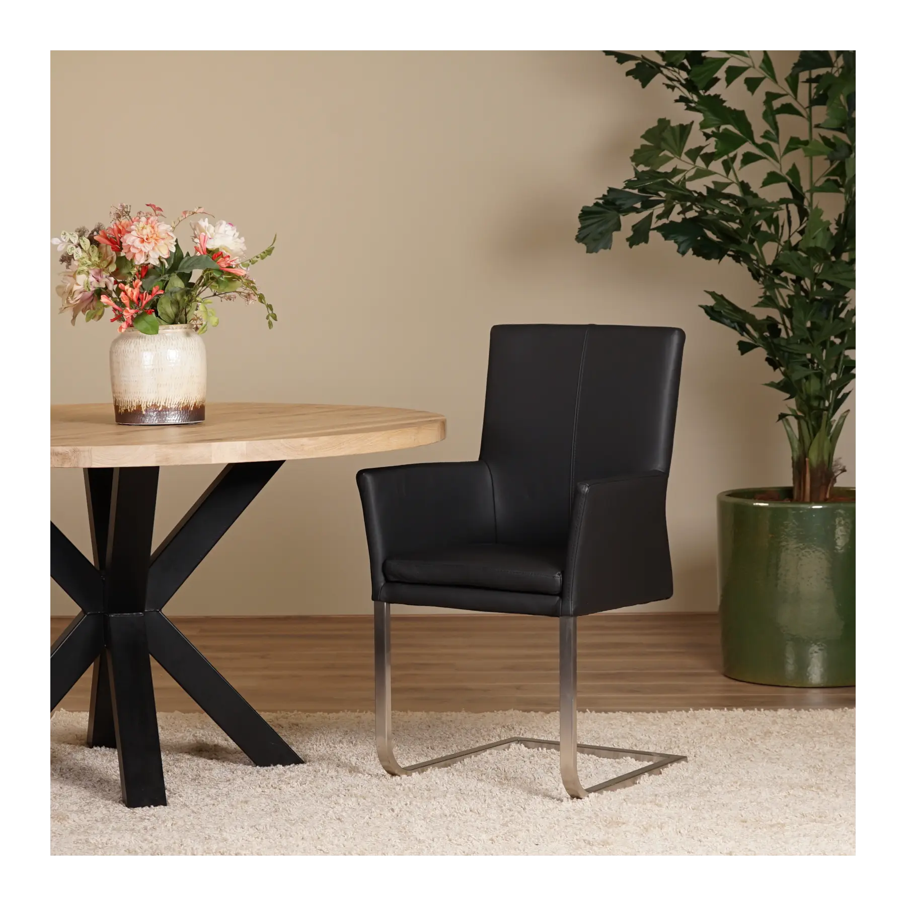 afbeelding van Set van 6 zwarte leren eetkamerstoelen Nina