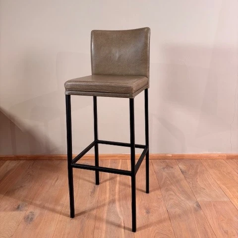 afbeelding van Leren barkruk Break hoog, Vintage Olive (olijf/groen), poten staal vierkant zwart - Outlet