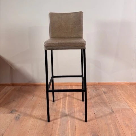 afbeelding van Leren barkruk Break hoog, Vintage Olive (olijf/groen), poten staal vierkant zwart - Outlet