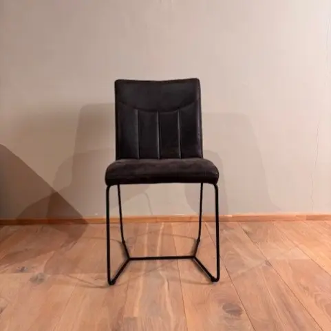 afbeelding van Zwarte eetkamerstoel Right (STOF)