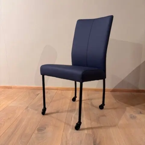 afbeelding van Leren eetkamerstoel Comfort met wieltjes - Hermes Kobalt