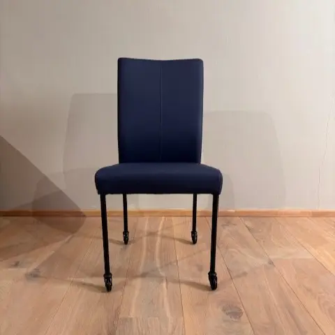afbeelding van Leren eetkamerstoel Comfort met wieltjes - Hermes Kobalt