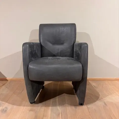 afbeelding van Leren eetkamerstoel Pleasure - Kenia Antracite  - Met handgreep RVS