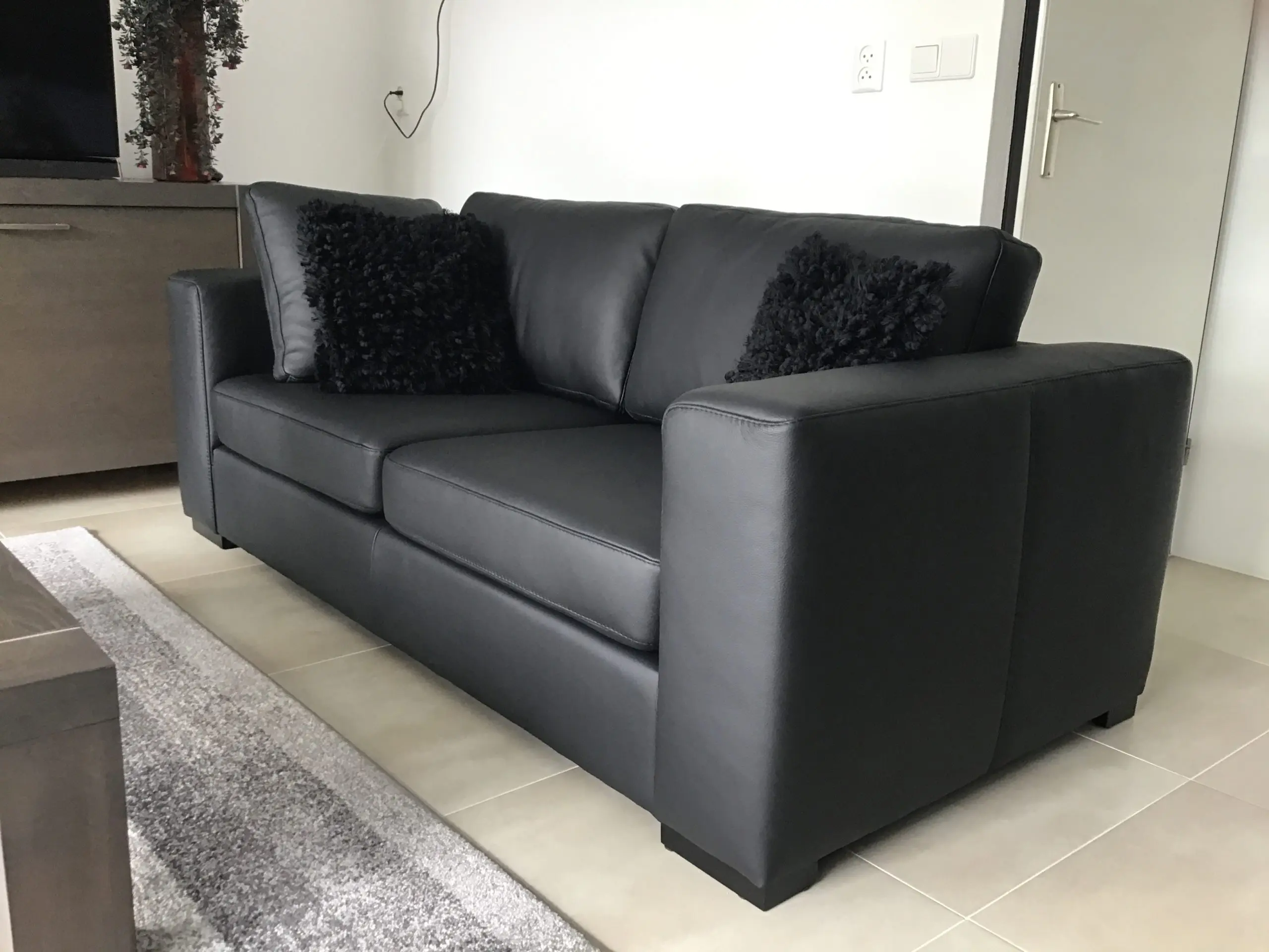 afbeelding van Leren 2.5-zits bank leren kussen en houten poten - zwart leer