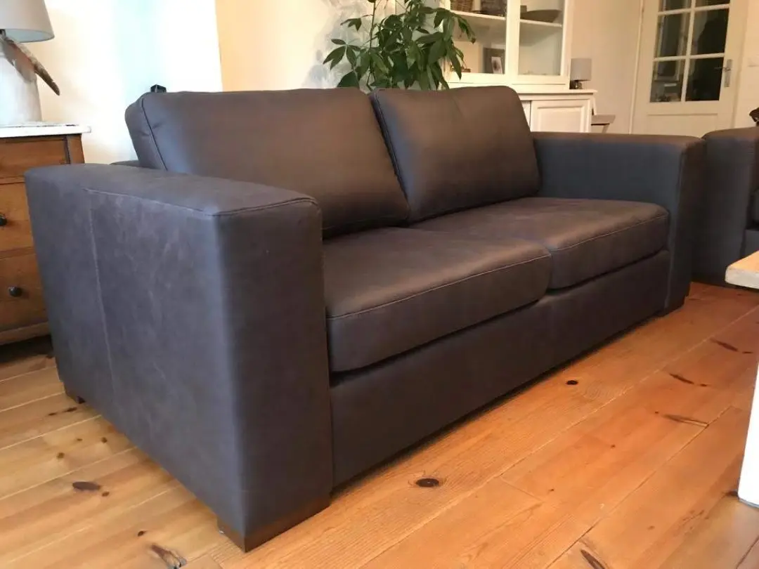 afbeelding van 2.5-zits bank van leer met houten poten - bruin leer