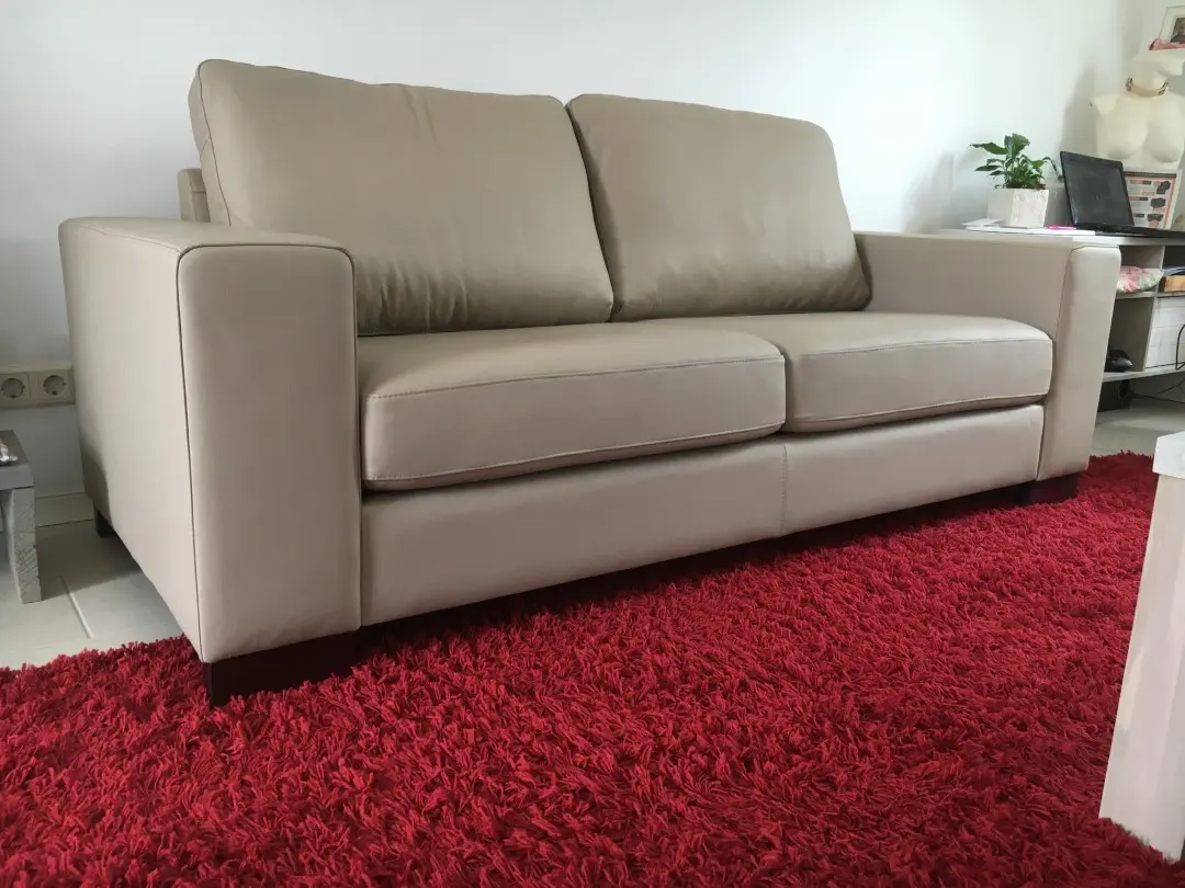 afbeelding van Leren 2.5-zits bank met houten poten - crème kleurig leer