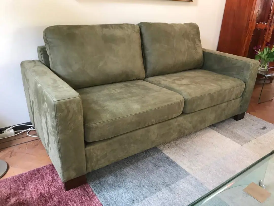 afbeelding van Leren 2.5-zits bank met houten poten - groenleer