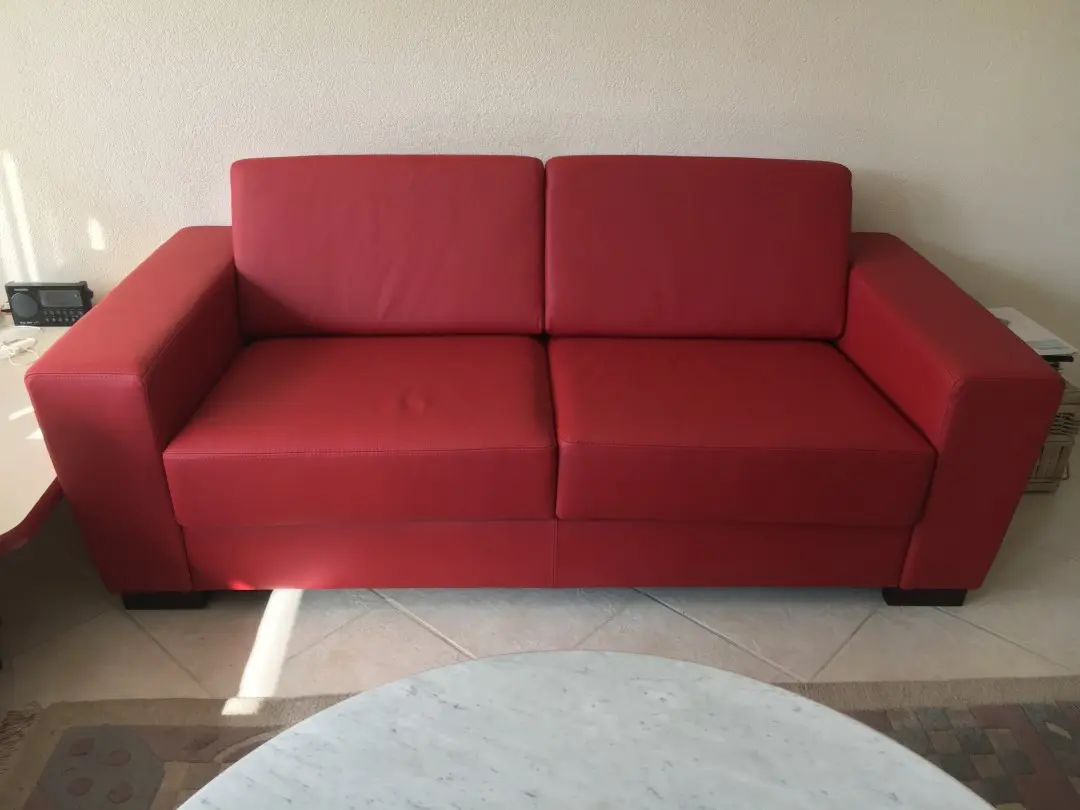 afbeelding van Leren 2.5-zits bank met houten poten - rood leer