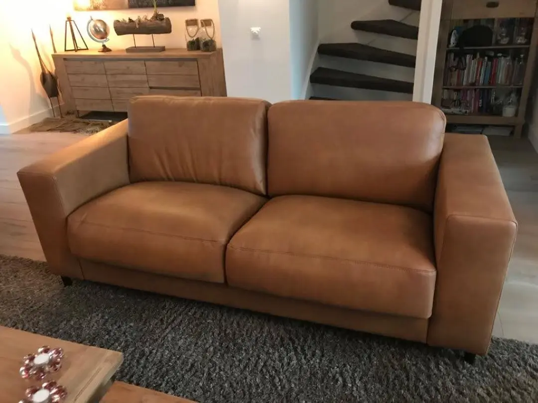 afbeelding van Leren 2.5-zits bank met stalen poten - bruin leer