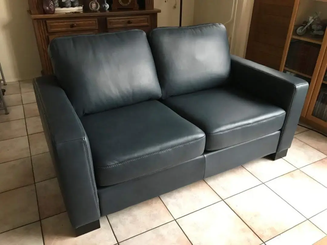 afbeelding van Leren 2-zits bank met houten poten - blauw leer