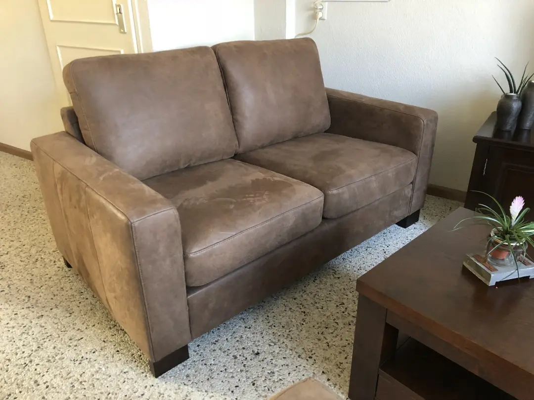 afbeelding van 2-zits bank met houten poten - bruin leer