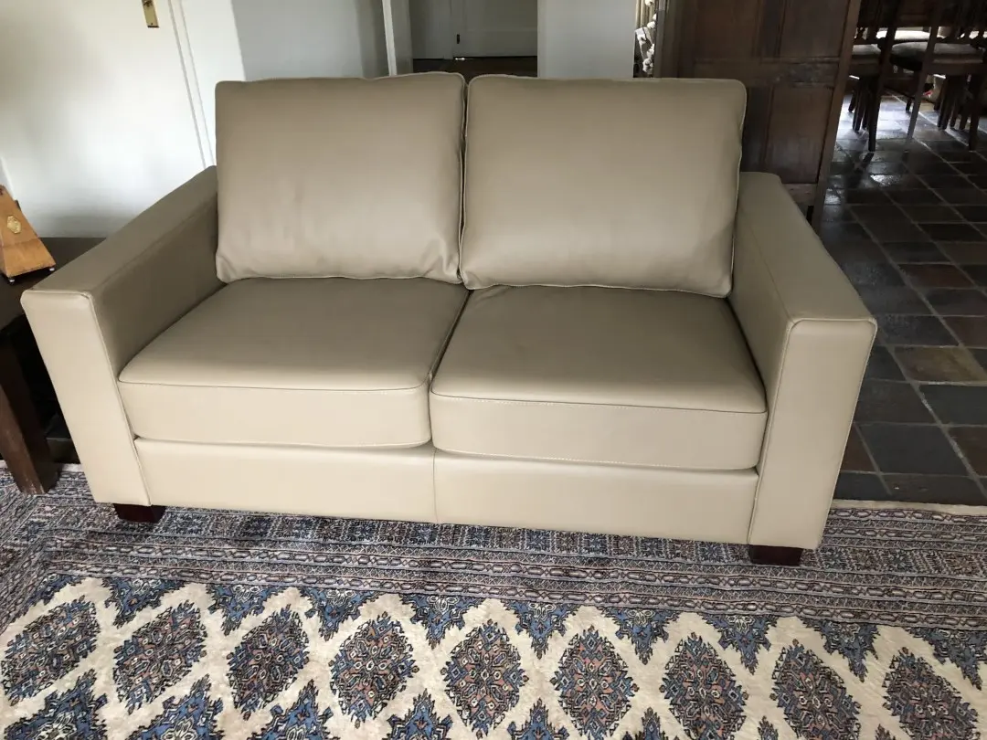 afbeelding van Leren 2-zits bank met houten poten - crème kleurig leer