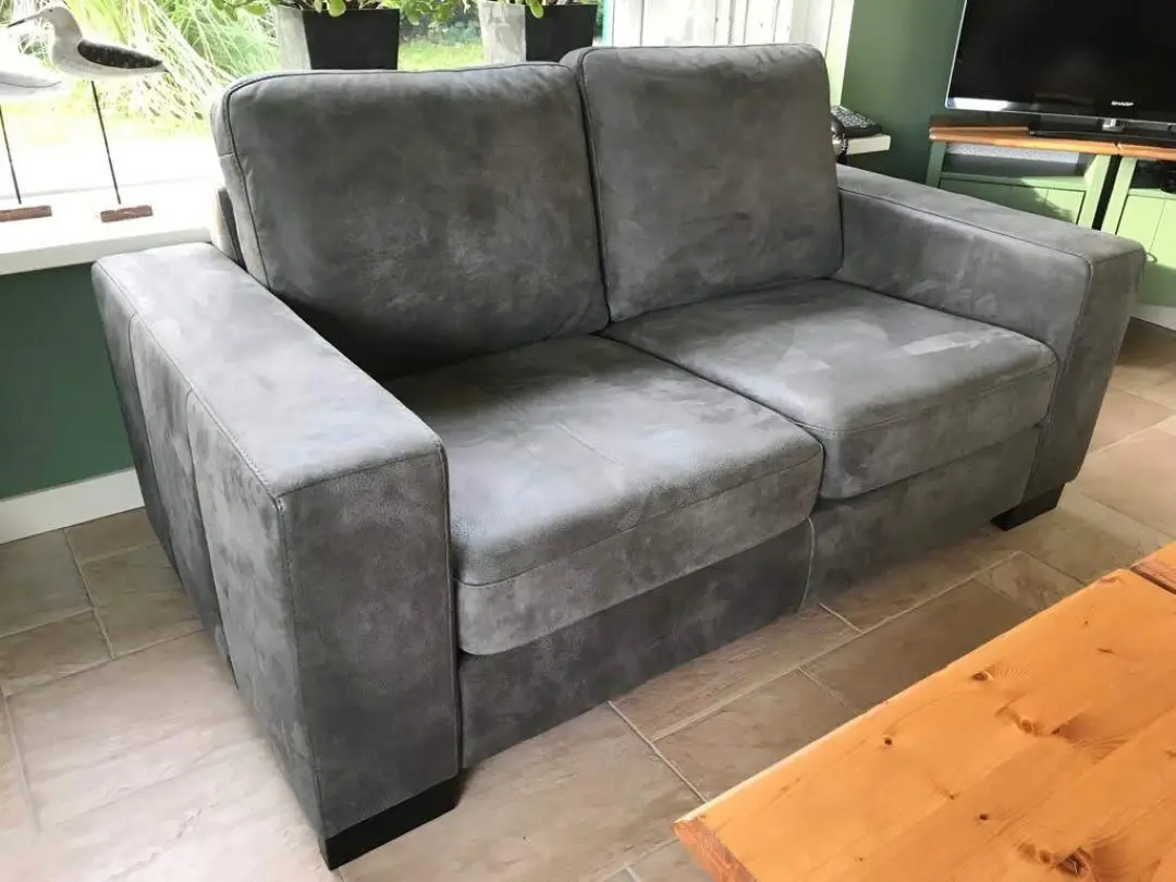 afbeelding van 2-zits bank met houten poten - grijs leer