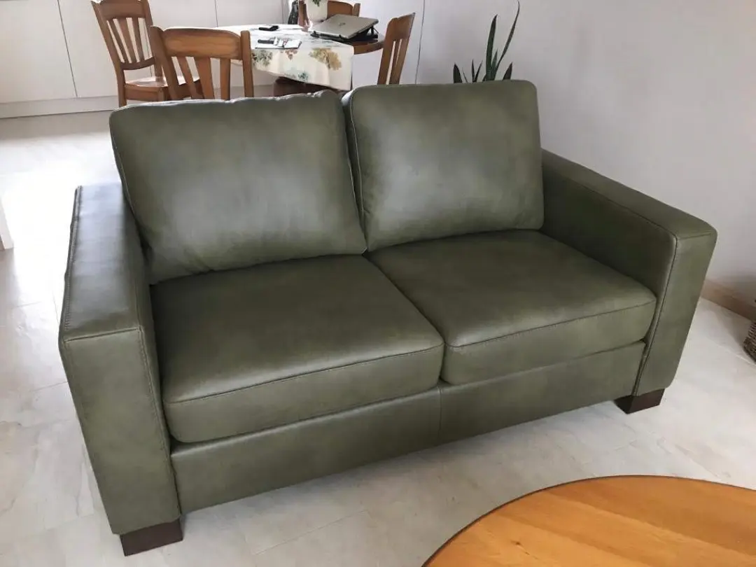 afbeelding van 2-zits bank met houten poten - groen leer