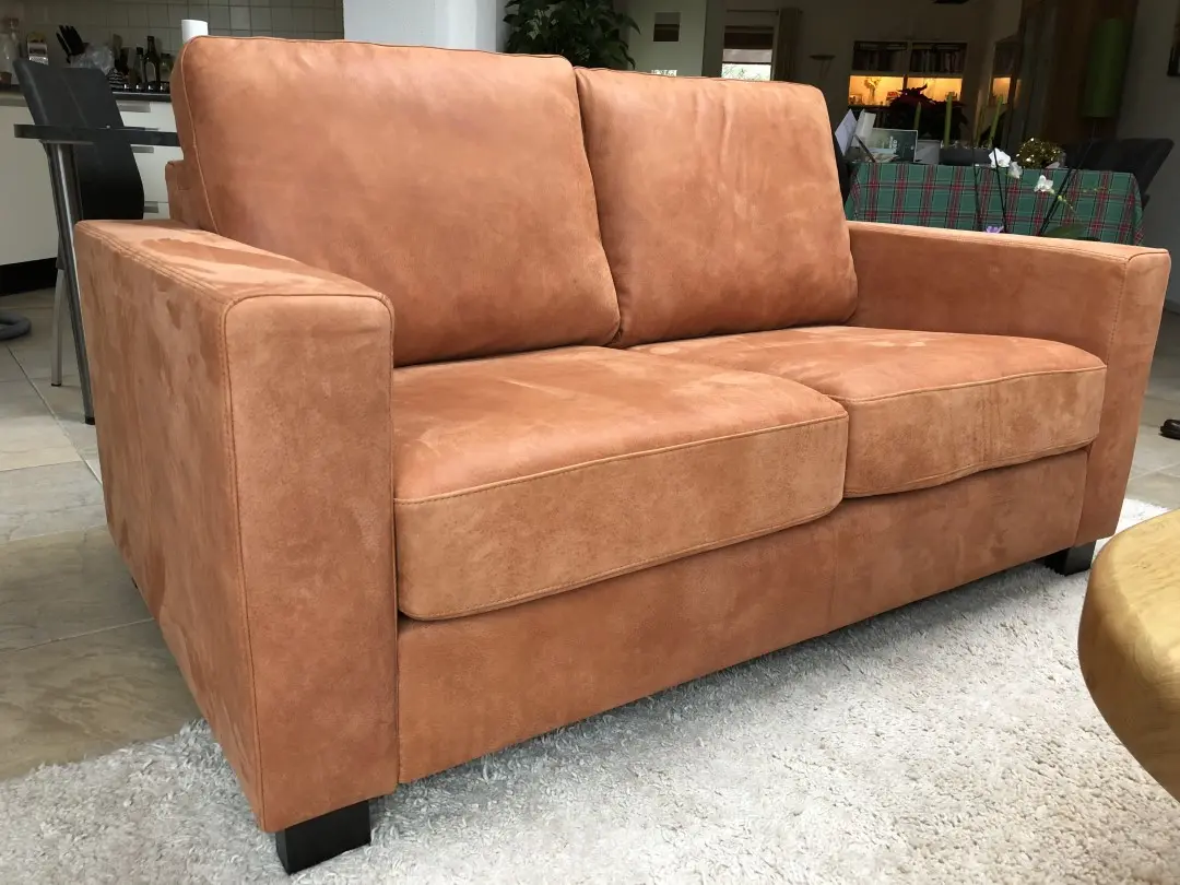 afbeelding van Leren 2-zits bank met houten poten - oranje leer