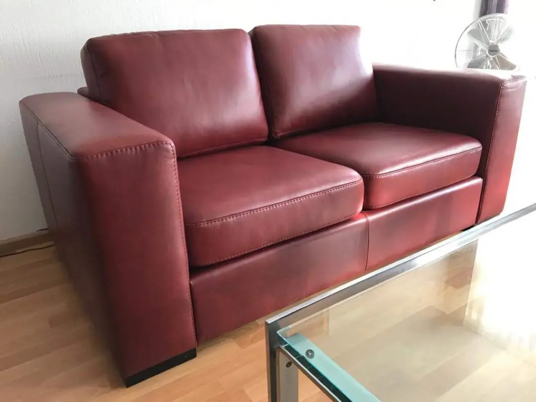 afbeelding van 2-zits bank met houten poten - rood leer