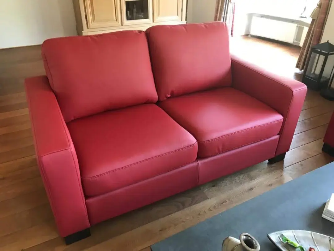 afbeelding van Leren 2-zits bank met houten poten - rood leer