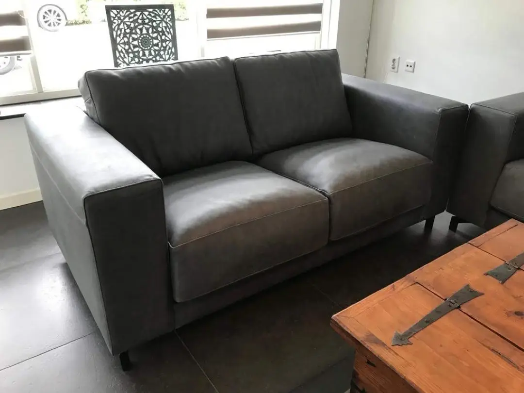 afbeelding van Leren 2-zits bank met stalen poten - grijs leer