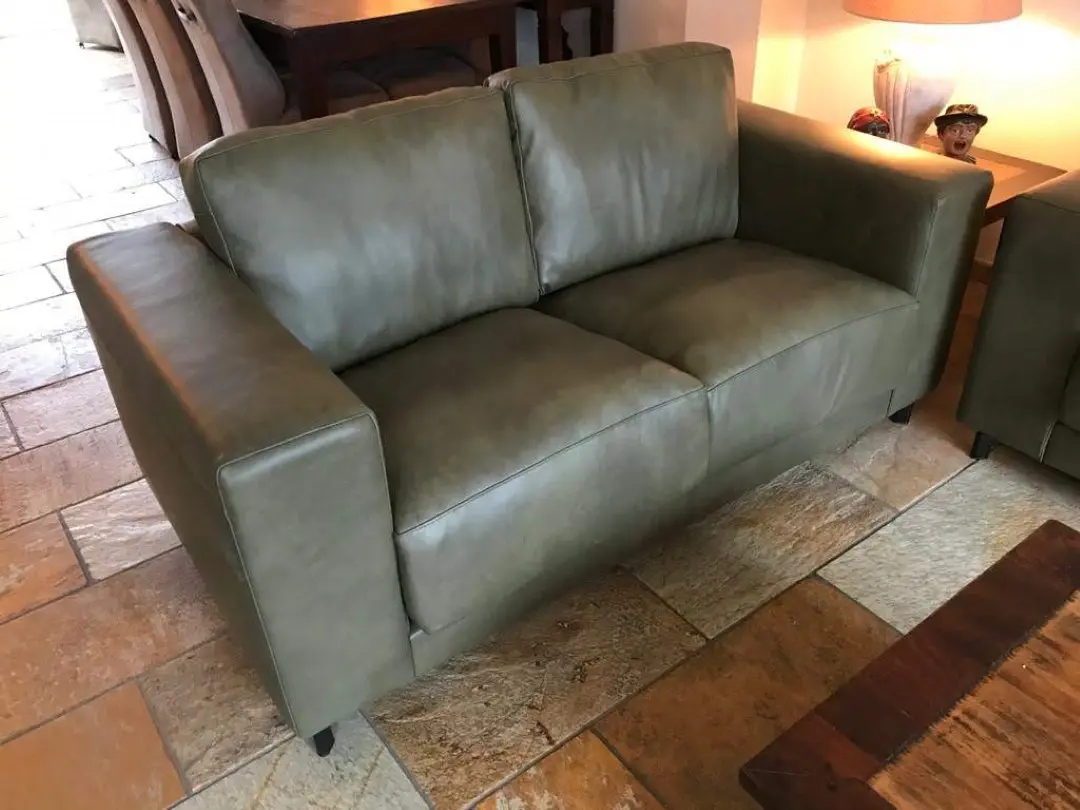 afbeelding van Leren 2-zits bank met stalen poten - groen leer