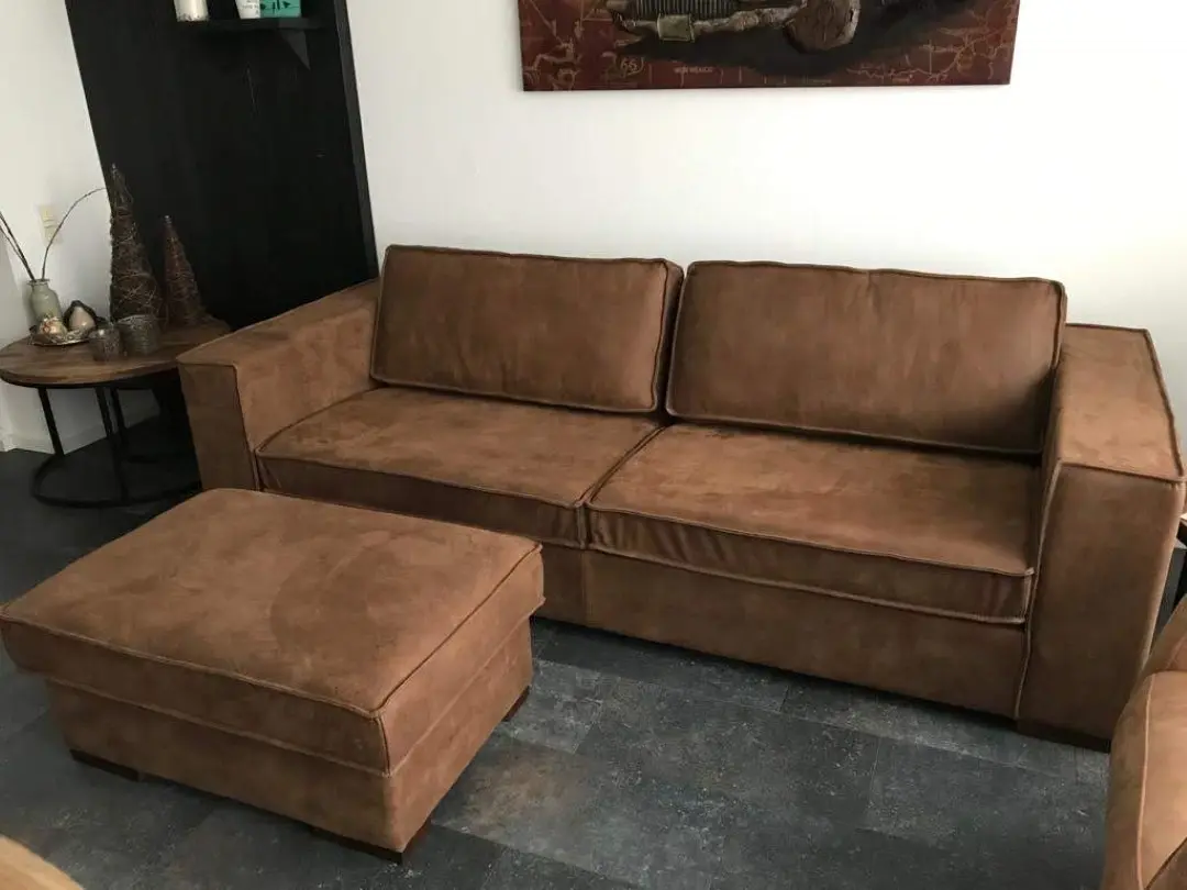 afbeelding van Leren 3.5-zits bank met Franse stiknaad en houten poten - en hocker - bruin leer