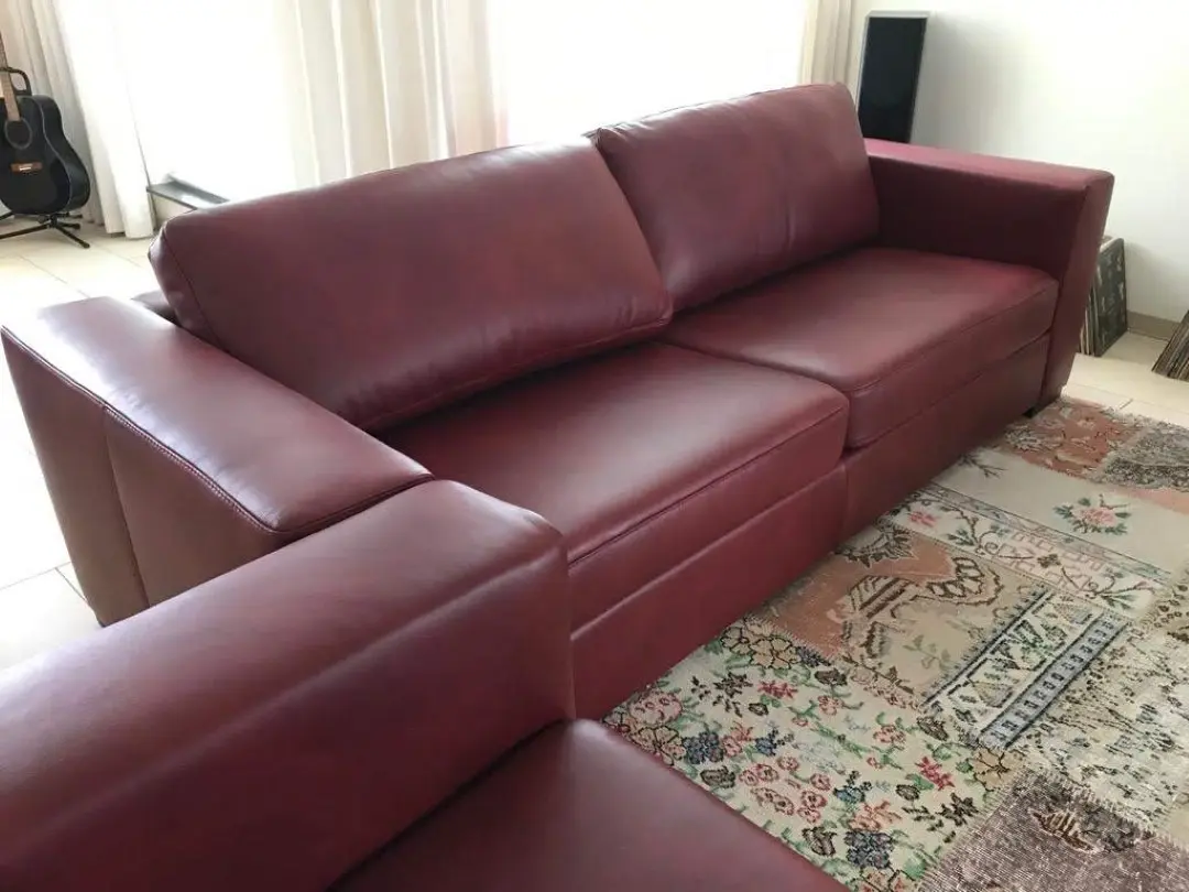 afbeelding van Leren 3.5-zits bank met houten poten - bruin leer