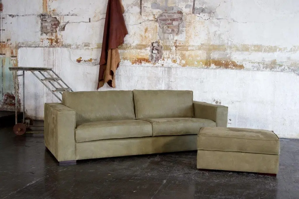 afbeelding van Leren 3-zits bank met Franse stiknaad en houten poten - en hocker - groen leer