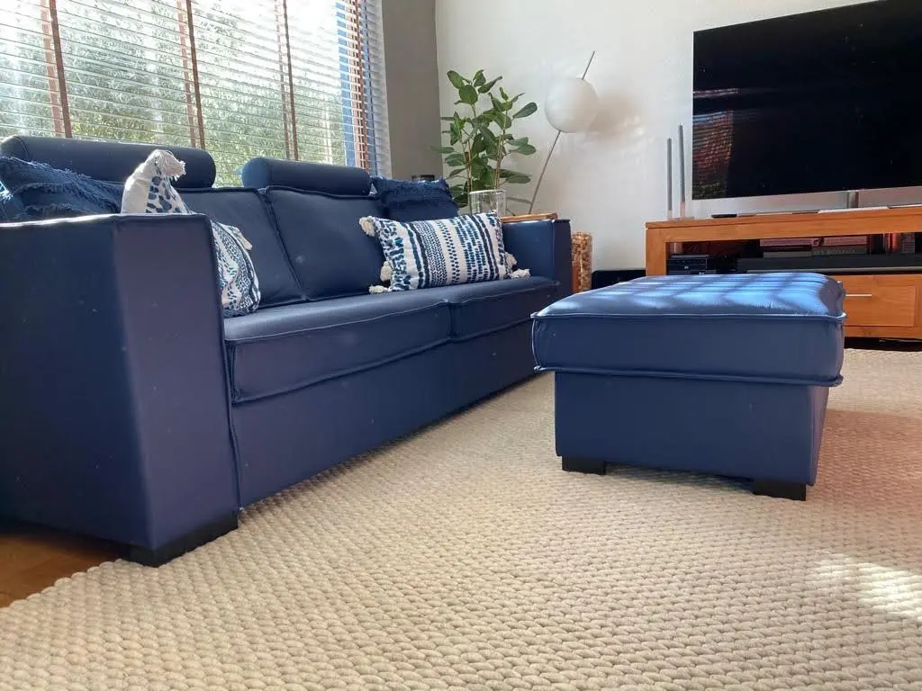 afbeelding van Leren 3-zits bank met Franse stiknaad en houten poten - met hocker en hoofdsteunen - blauw leer