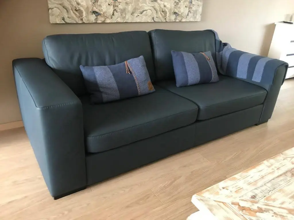 afbeelding van Leren 3-zits bank met houten poten - blauw leer