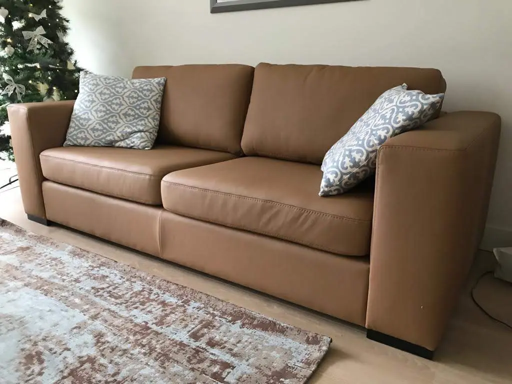 afbeelding van 3-zits bank met houten poten - bruin leer