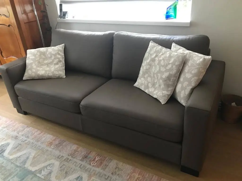 afbeelding van Leren 3-zits bank met houten poten - bruin leer