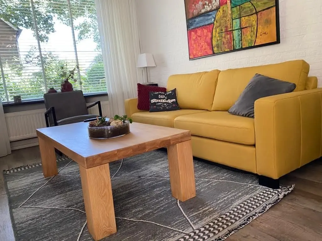 afbeelding van Leren 3-zits bank met houten poten - geel leer