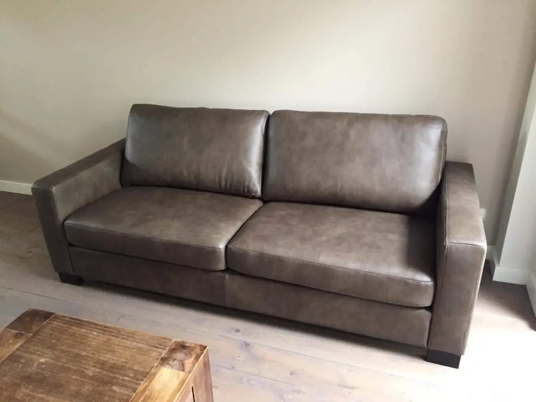 afbeelding van Leren 3-zits bank met houten poten - grijs/bruin leer