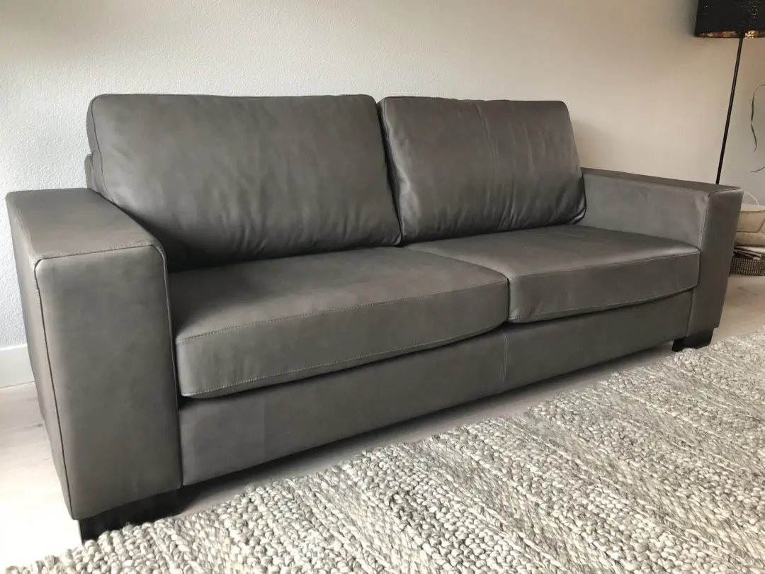 afbeelding van 3-zits bank met houten poten - grijs leer