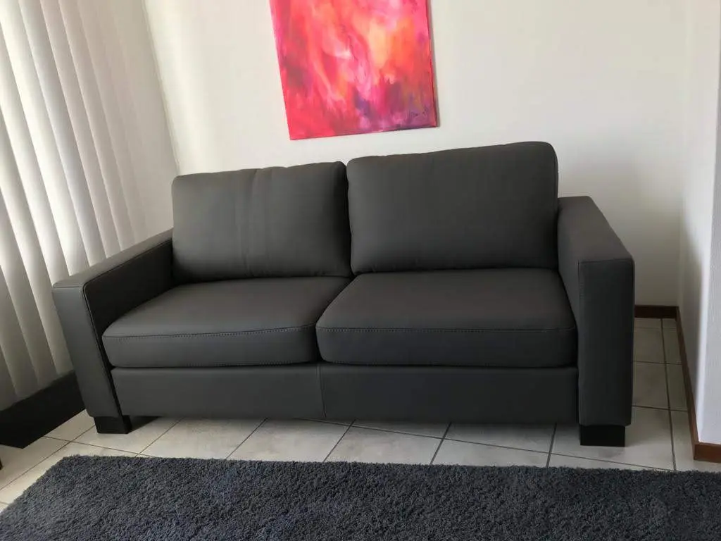 afbeelding van Leren 3-zits bank met houten poten - grijs leer