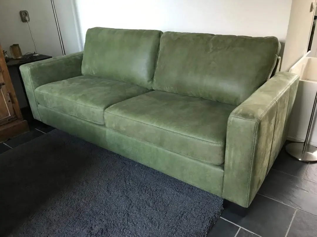 afbeelding van Leren 3-zits bank met houten poten - groen leer