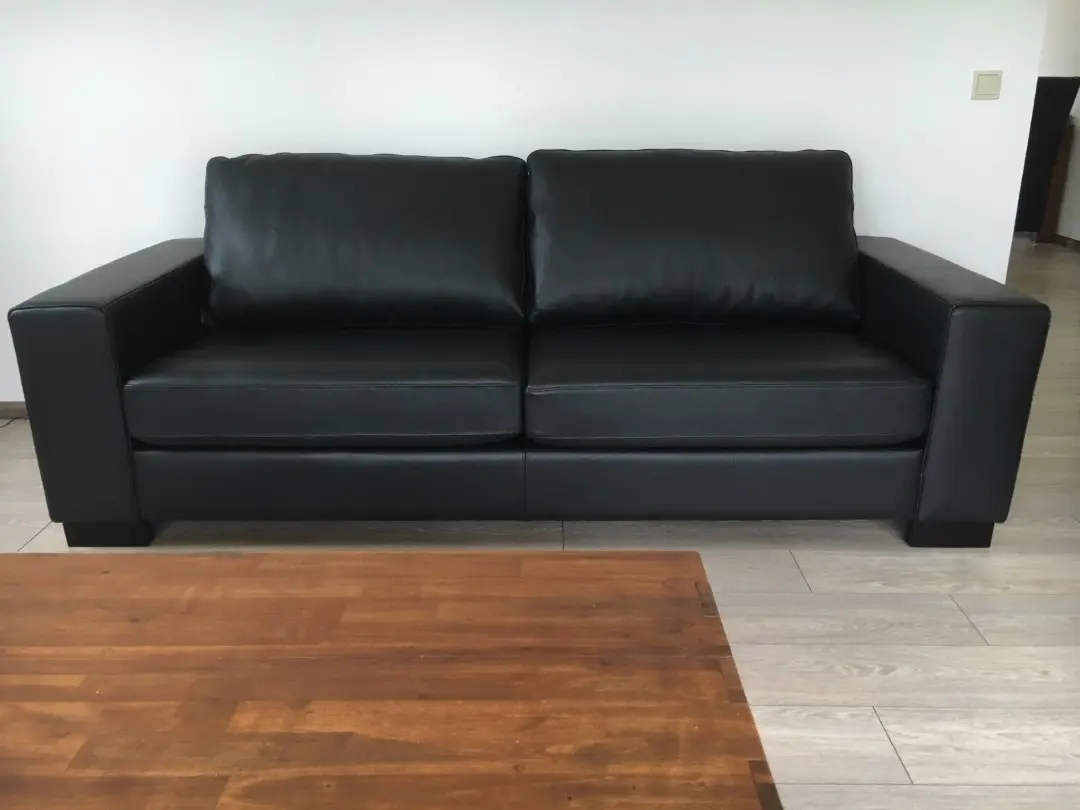 afbeelding van Leren 3-zits bank met houten poten - zwart leer