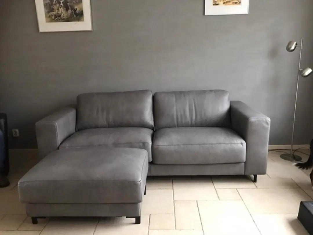 afbeelding van Leren 3-zits bank met stalen poten - met hocker - grijs leer