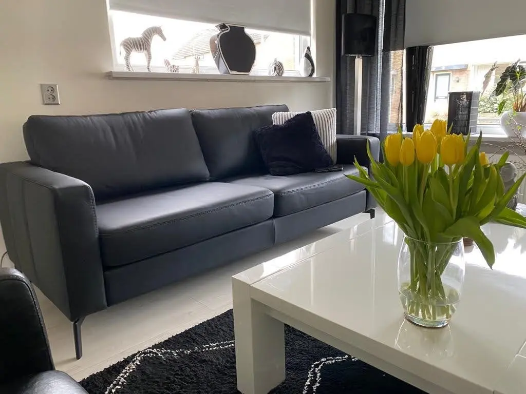 afbeelding van Leren 3-zits bank met stalen poten - zwart leer