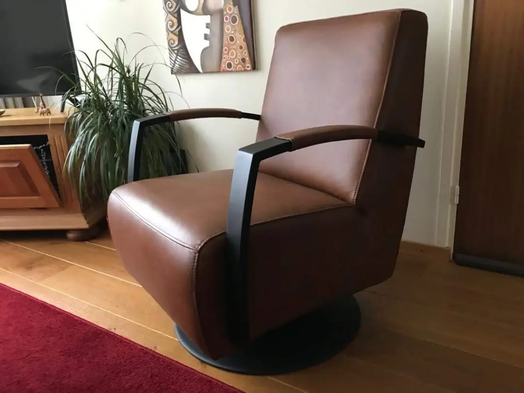 afbeelding van Leren draaifauteuil met stalen frame en schotelvoet - bruin leer