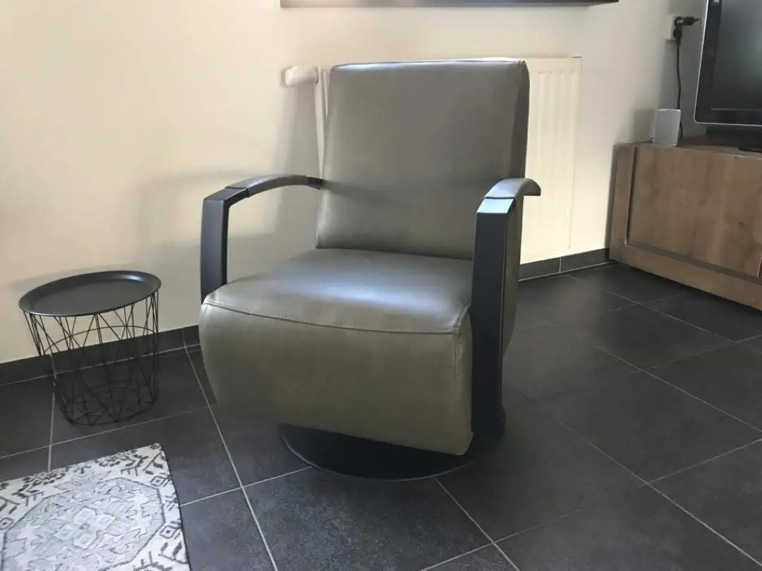 afbeelding van Leren draaifauteuil met stalen frame en schotelvoet - groen leer