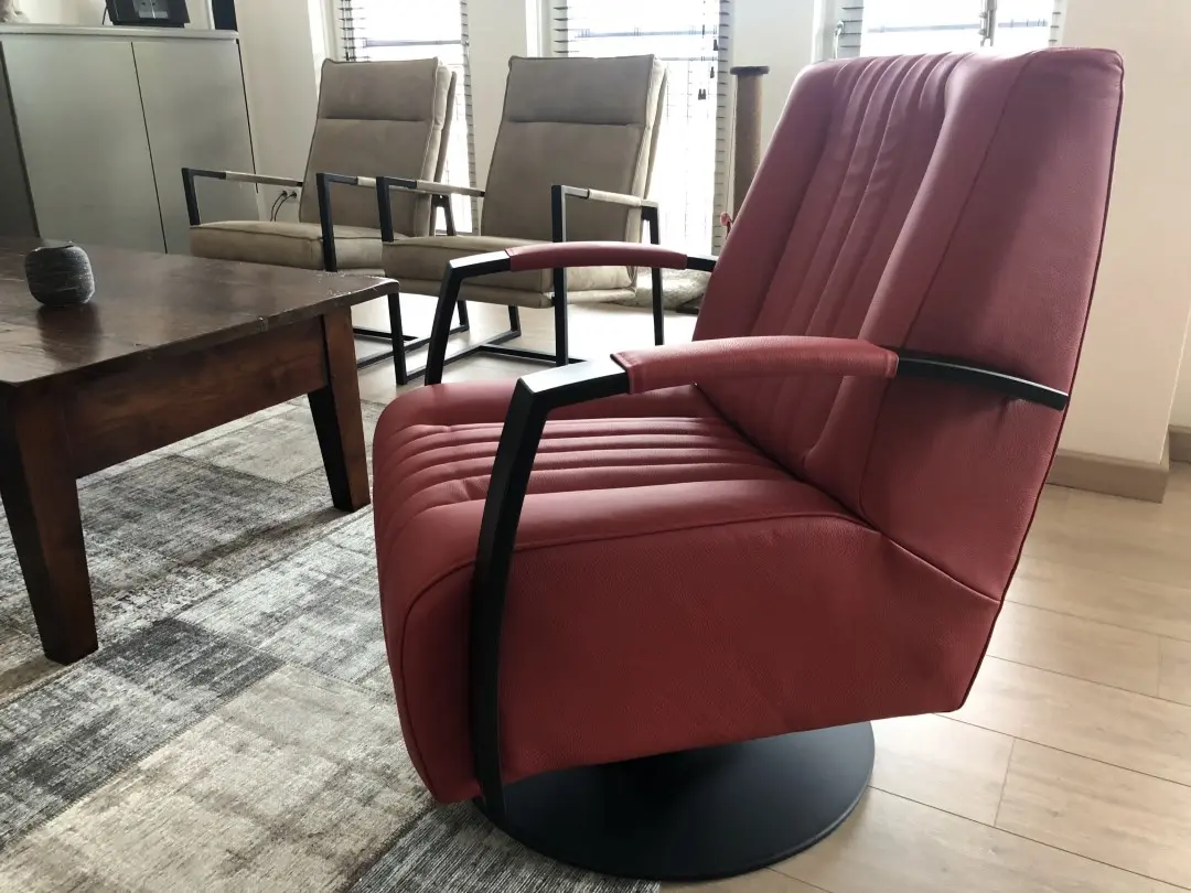 afbeelding van Draaifauteuil met stalen frame en schotelvoet - rood leer