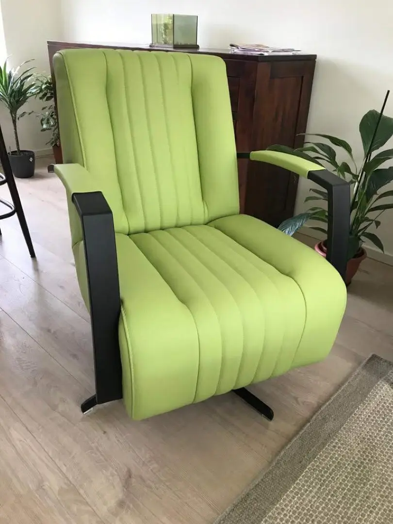 afbeelding van Draaifauteuil met stalen frame en stervoet - groen leer