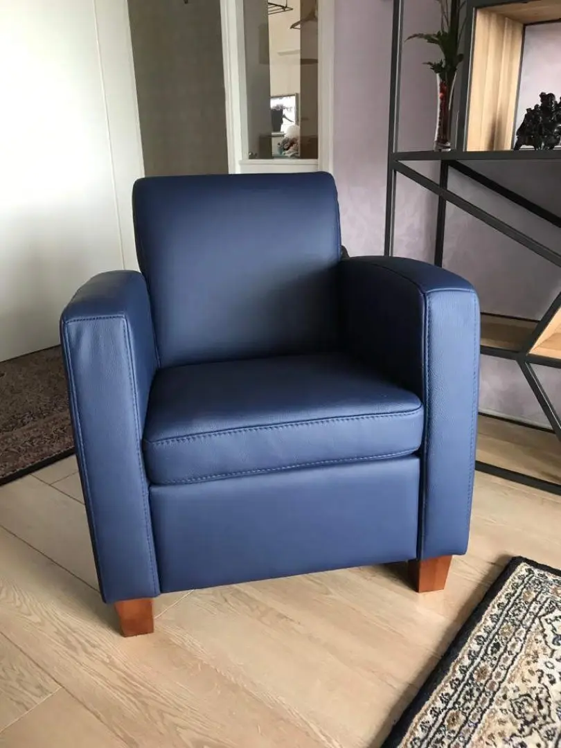 afbeelding van Leren fauteuil met houten poten - blauw leer