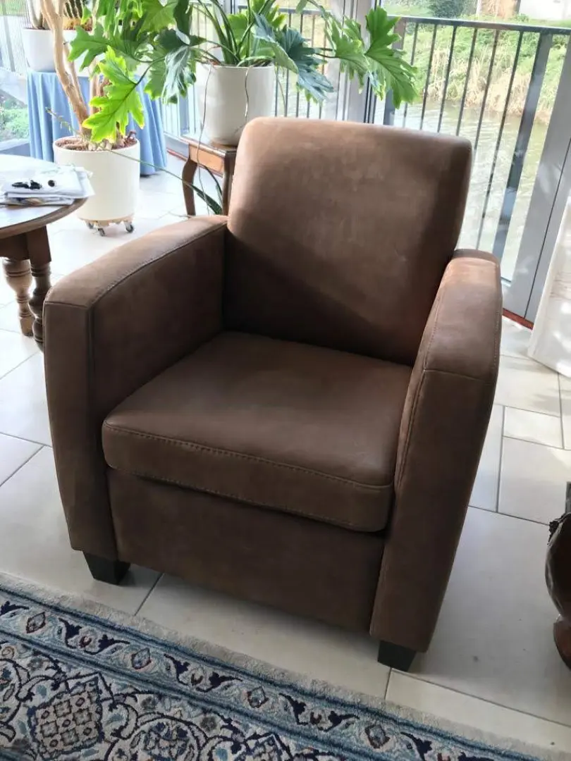 afbeelding van Fauteuil met houten poten - bruin leer