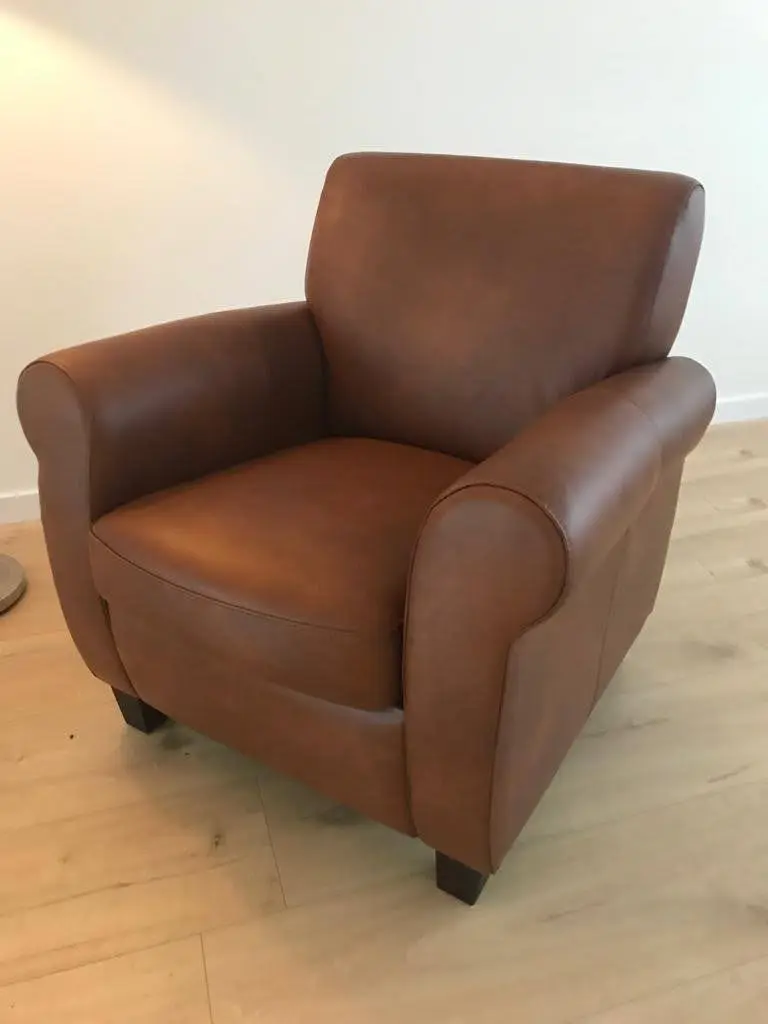 afbeelding van Fauteuil van leer met houten poten - bruin leer