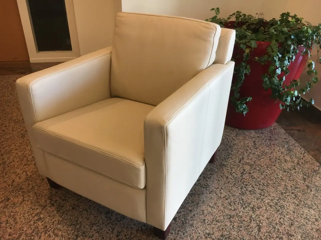 afbeelding van Leren fauteuil met houten poten - crème kleurig leer